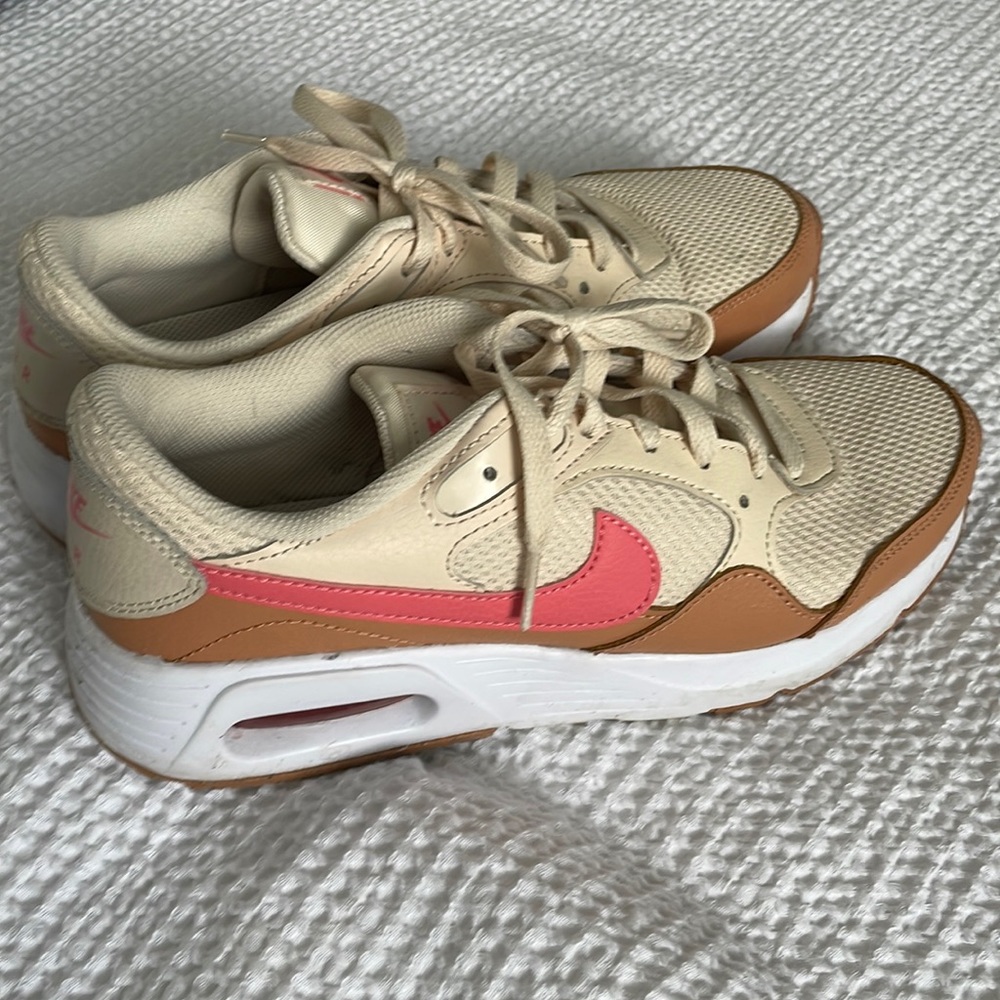 🧡🍑🍊Very new Nike Airs. Comes in original Nike box